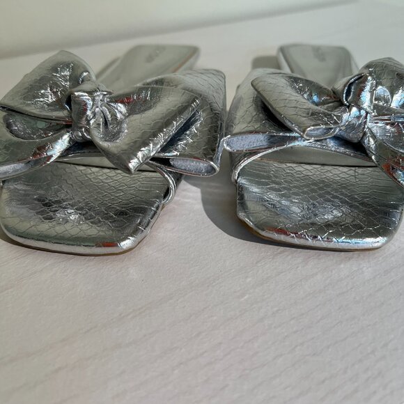 On 34th JAZMINN Silver Bow Flat Slide Sandals Women’s Sz 7 New w/o Box - Picture 2 of 3